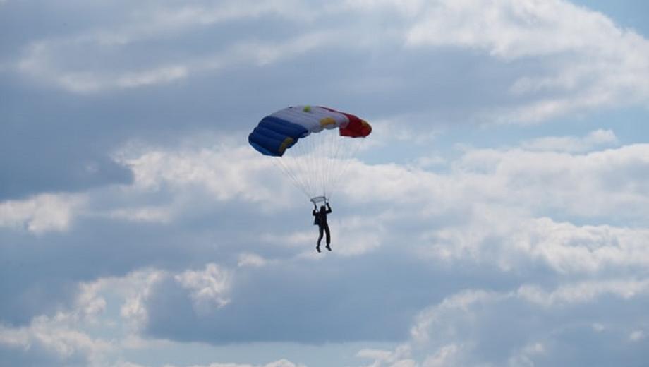 Parachutist in sky Photo credit Rafael Garcin on Unsplash